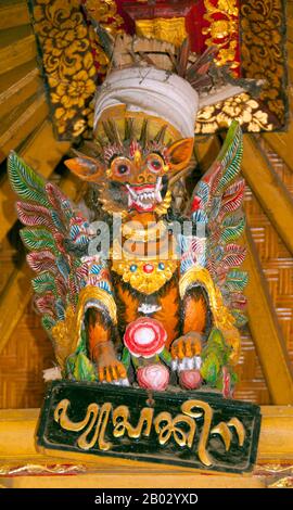 Pura Meduwe Karang ist ein Hindu-Tempel in Kubutambahan etwa 12 km östlich von Singaraja im Norden Balis. Der 1890 erbaute Tempel ist Batara Meduwe Karang (Gott des Landes) gewidmet. Der Tempel bietet einen göttlichen Schutz der Ernte und des fruchtbaren Bodens. Am Eingang befinden sich drei Reihen von Ramayana-Bildern. Der Tempel ist ummauert und mit Säulen verziert. Es gibt zwei geteilte Tore und einige Pavillons. Stockfoto