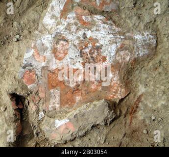 Etwa 35 km von Kabul entfernt, Ist Mes Aynak eine Trove buddhistischer Klosterruinen, Statuen und Stupas, die die reiche Rolle Afghanistans bei der Verbreitung des Buddhismus in Zentral- und Ostasien bezeugen. Derzeit als Kupfermine ausgegraben, begannen die Rettungsgrabungen 2009. Die Arbeiten wurden vom nationalen Institut für Archäologie und von der Delegation Archeologique Francaise en Afghanistan durchgeführt. Ein Teil der monastischen Verbindung wurde ausgegraben, was zur Entdeckung einer Gewölbekapelle, der Zellen der Mönche und der Lagerräume führte. Es wurden auch polychrome Terrakotta-Statuen gefunden, darunter ein schlafender Bud Stockfoto