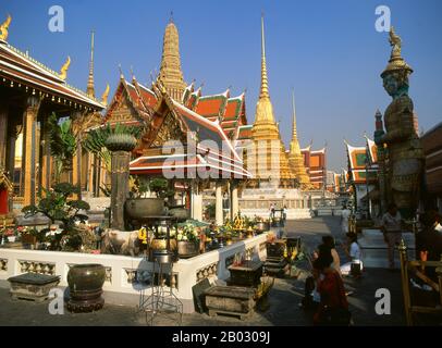 Wat Phra Kaews (Tempel des smaragdgrünen Buddha); der vollständige offizielle Name Wat Phra Si Rattana Satsadaram gilt als der heiligste buddhistische Tempel Thailands. Es befindet sich in den Vororten des großen Palastes. Der große Palast diente ab dem 18. Jahrhundert als offizielle Residenz der Könige von Thailand. Der Bau des Palastes begann im Jahre 178ons, während der Regierungszeit von König Rama I., als er die Hauptstadt über den Fluss von Thonburi nach Bangkok zog. Stockfoto