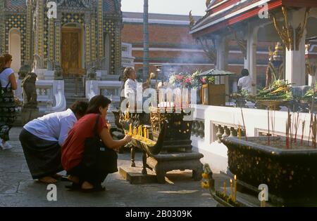 Wat Phra Kaews (Tempel des smaragdgrünen Buddha); der vollständige offizielle Name Wat Phra Si Rattana Satsadaram gilt als der heiligste buddhistische Tempel Thailands. Es befindet sich in den Vororten des großen Palastes. Der große Palast diente ab dem 18. Jahrhundert als offizielle Residenz der Könige von Thailand. Der Bau des Palastes begann im Jahre 178ons, während der Regierungszeit von König Rama I., als er die Hauptstadt über den Fluss von Thonburi nach Bangkok zog. Stockfoto