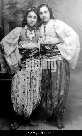Die selige Teresa von Kalkutta, allgemein bekannt als Mutter Teresa (26. August 1910 - 5. September 1997), war eine römische katholische Ordensschwester und Missionarin[4], die den Großteil ihres Lebens in Indien lebte. Sie wurde im heutigen Mazedonien geboren, und ihre Familie ist albanischer Abstammung, die aus dem Kosovo stammt. Mutter Teresa gründete die Missionare der Nächstenliebe, eine Römisch-Katholische Religionsgemeinde, die 2012 aus über 4.500 Schwestern bestand und in 133 Ländern aktiv ist. Sie betreiben Hospize und Häuser für Menschen mit HIV/AIDS, Lepra und Tuberkulose; Suppenküchen; Dispens und mobile Kliniken; Kind Stockfoto