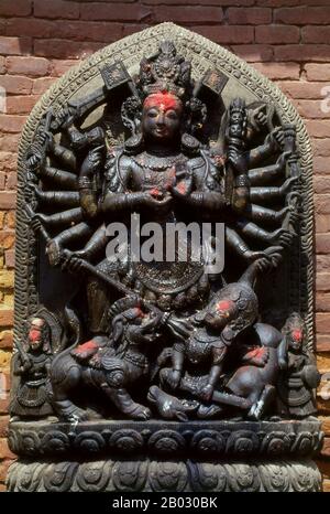 Kālī ist die Hindu-Göttin, die mit ewiger Energie in Verbindung gebracht wird. "Wer zerstört". Der Name Kali stammt von kāla, was Schwarz bedeutet, Zeit, Tod, herr des Todes, Shiva. Kali bedeutet "der schwarze". Da Shiva Kāla genannt wird - die ewige Zeit, Kālī, seine Einigkeit, bedeutet auch "Zeit" oder "Tod" (wie es in der Zeit gekommen ist). Kali gilt daher als die Zeitgottheit und Wandlung. Obwohl sie manchmal als dunkel und gewalttätig dargestellt wird, hat ihre frühste Inkarnation als eine Figur der Vernichtung noch einen gewissen Einfluss. Verschiedene hinduistische Kosmologien von Shakta sowie tantrische Überzeugungen verehren sie als ultimativen Realit Stockfoto