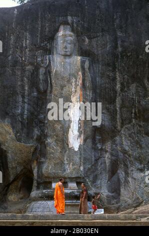 Die abgelegene alte buddhistische Stätte Bururuvagala (was 'Stone Buddha-Bilder' auf Singhalesisch bedeutet) stammt aus dem 10. Jahrhundert, als der Mahayana-Buddhismus Teile Sri Lankas beherrschte. In die Felswand gehauen ist eine riesige 16 m hohe Buddha-Figur, auf jeder Seite drei kleinere Figuren. Diese sollen den Maitreya-Buddha, Avalokitesvara und sein Gemahl Tara sowie den hindu-gott Vishnu darstellen. Stockfoto