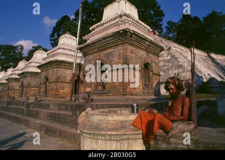 Die am meisten verehrten Hindu-Stätte in Nepal ist der weitläufige Pashupatinath-Tempelkomplex, fünf Kilometer östlich des zentralen Kathmandu. Im Mittelpunkt der Hingabe steht hier ein großer silberner Shivalingam mit vier Seitenflächen aus Shiva, der zu einem "Chaturmukhi-Linga" oder zu einem vierseitigen Shivalingam wird. Pashupati ist einer der 1.008 Namen Shivas, seine Manifestation als "Herr aller Tiere" (Pashu bedeutet "Tiere", Pati bedeutet "herr"); er gilt als die Schutzgottheit Nepals. Das Haupttempelgebäude um den Shivalingam wurde unter König Birpalendra Malla 1696 erbaut, allerdings soll der Tempel Alrea haben Stockfoto