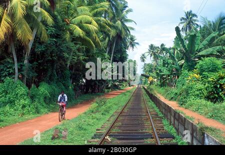 Das Eisenbahnnetz Sri Lankas wurde 1864 von der britischen Kolonialregierung eingeführt. Der Hauptgrund für den Bau eines Eisenbahnsystems in Ceylon war der Transport von Tee und Kaffee vom Hügelland nach Colombo. Zunächst begann der Dienst mit der 54 Kilometer langen Hauptstrecke, die Colombo und Ambepussa miteinander verband. Stockfoto