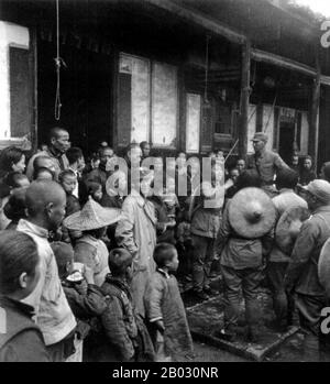 Der Zweite Chinesisch-Japanische Krieg (7. Juli 1937 - 9. September 1945) war ein militärischer Konflikt, der vor allem zwischen der Republik China und dem Reich Japans ausgetragen wurde. Nach dem japanischen Angriff auf Pearl Harbor verschmolz der Krieg in den größeren Konflikt des zweiten Weltkriegs als eine Hauptfront dessen, was allgemein als Pazifikkrieg bekannt ist. Obwohl die beiden Länder seit 1931 mit Unterbrechungen gekämpft hatten, begann der totale Krieg 1937 ernsthaft und endete erst mit der Kapitulation Japans 1945. Der Krieg war das Ergebnis einer jahrzehntelangen japanischen imperialistischen Politik, die darauf abzielte, China politisch und militärisch zu beherrschen Stockfoto