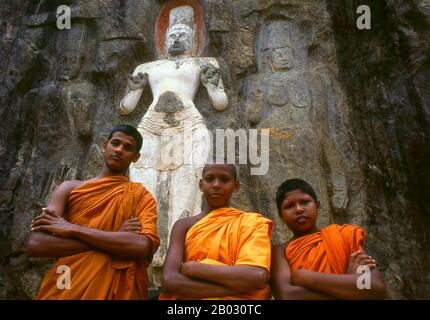 Die abgelegene alte buddhistische Stätte von Buduruvagala (was 'Stone Buddha-Bilder' auf Singhalesisch bedeutet) stammt aus dem 10. Jahrhundert, als der Mahayana-Buddhismus Teile Sri Lankas beherrschte. In die Felswand gehauen ist eine riesige 16 m hohe Buddha-Figur, auf jeder Seite drei kleinere Figuren. Avalokiteśvara ('Herr, der hinunterblickt') ist ein Bodhisattva, der das Mitleid aller Buddhas verkörpert. In verschiedenen Kulturen als männlich oder weiblich dargestellt, ist Avalokiteśvara einer der am weitesten verehrten Bodhisattvas im Mainstream-Mahayana-Buddhismus sowie inoffiziell im Theravada-Buddhismus. Stockfoto