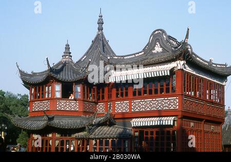 Shanghais Huxinting Tea House liegt in der Mitte eines Sees, der mit Goldfischen gefüllt ist, am Rande des Yuyuan-Gartens von Nanshi, der alten chinesischen Stadt. (2006) Shanghai begann sein Leben als Fischerdorf und später als Hafen, in dem Waren über den Yangzi-Fluss transportiert wurden. Ab 1842, nach dem ersten Opiumkrieg, eröffneten die Briten in ‘Shanghai ein „Konzession“, wo Drogenhändler und andere Händler ungestört agieren konnten. Franzosen, Italiener, Deutsche, Amerikaner und Japaner folgten. In den 1920er und 1930er Jahren war Shanghai eine Boom-Stadt und ein internationales Schlagwort für Dissipation. Stockfoto