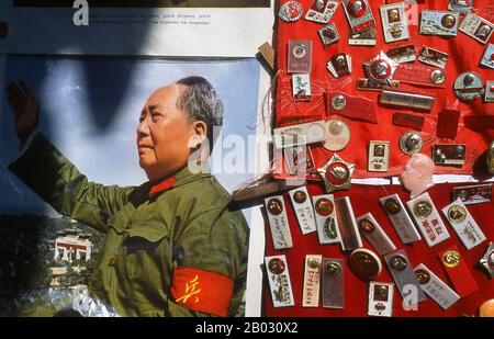 China: Mao-Abzeichen und andere Erinnerungsstücke zum Verkauf in Nanshi oder der Altstadt von Shanghai. Shanghai begann sein Leben als Fischerdorf und später als Hafen, in dem Waren über den Yangzi-Fluss transportiert wurden. Ab 1842, nach dem ersten Opiumkrieg, eröffneten die Briten in ‘Shanghai ein „Konzession“, wo Drogenhändler und andere Händler ungestört agieren konnten. Franzosen, Italiener, Deutsche, Amerikaner und Japaner folgten. In den 1920er und 1930er Jahren war Shanghai eine Boom-Stadt und ein internationales Schlagwort für Dissipation. Stockfoto