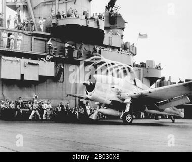 Die Grumman F6F Hellcat war ein trägergestütztes Kampfflugzeug, das die frühere F4F Wildcat im Dienst der United States Navy (USN) ersetzen sollte. Die Hellcat konkurrierte mit der schnelleren Vought F4U Corsair für den Einsatz als trägergestützter Kämpfer. Die Corsair hatte jedoch erhebliche Probleme mit Trägerlandungen, die die Hellcat nicht tat, und ließ die Hellcat im zweiten Teil des zweiten Weltkriegs zum dominierenden Kämpfer der Marine werden, eine Position, die die Hellcat nicht abgab. Die Corsair wurde stattdessen vor allem in der landgestützten Nutzung durch das US Marine Corps eingesetzt. Hellcats wurden des zugeschrieben Stockfoto