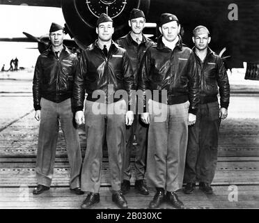 Der Doolittle Raid, auch bekannt als Tokioter Überfall, am 18. April 1942 war ein luftangriff der Vereinigten Staaten auf die japanische Hauptstadt Tokio und andere Orte auf der Honshu-Insel während des zweiten Weltkriegs, der erste luftangriff, der die japanischen Home Islands traf. Es zeigte, dass Japan selbst anfällig für amerikanischen Luftangriff war, diente als Vergeltung für den japanischen Angriff auf Pearl Harbor am 7. Dezember 1941 und sorgte für einen wichtigen Schub für die amerikanische Moral bei gleichzeitiger Beschädigung der japanischen Moral. Der überfall wurde von Oberstleutnant James Doolittle geplant und geleitet. Sechzehn US-Army Air Forces B-25B Mitchell Medium Stockfoto