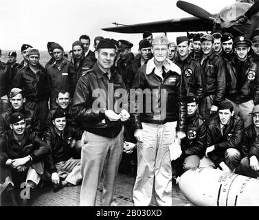 Der Doolittle Raid, auch bekannt als Tokioter Überfall, am 18. April 1942 war ein luftangriff der Vereinigten Staaten auf die japanische Hauptstadt Tokio und andere Orte auf der Honshu-Insel während des zweiten Weltkriegs, der erste luftangriff, der die japanischen Home Islands traf. Es zeigte, dass Japan selbst anfällig für amerikanischen Luftangriff war, diente als Vergeltung für den japanischen Angriff auf Pearl Harbor am 7. Dezember 1941 und sorgte für einen wichtigen Schub für die amerikanische Moral bei gleichzeitiger Beschädigung der japanischen Moral. Der überfall wurde von Oberstleutnant James Doolittle geplant und geleitet. Sechzehn US-Army Air Forces B-25B Mitchell Medium Stockfoto