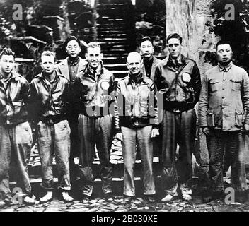 Der Doolittle Raid, auch bekannt als Tokioter Überfall, am 18. April 1942 war ein luftangriff der Vereinigten Staaten auf die japanische Hauptstadt Tokio und andere Orte auf der Honshu-Insel während des zweiten Weltkriegs, der erste luftangriff, der die japanischen Home Islands traf. Es zeigte, dass Japan selbst anfällig für amerikanischen Luftangriff war, diente als Vergeltung für den japanischen Angriff auf Pearl Harbor am 7. Dezember 1941 und sorgte für einen wichtigen Schub für die amerikanische Moral bei gleichzeitiger Beschädigung der japanischen Moral. Der überfall wurde von Oberstleutnant James Doolittle geplant und geleitet. Sechzehn US-Army Air Forces B-25B Mitchell Medium Stockfoto