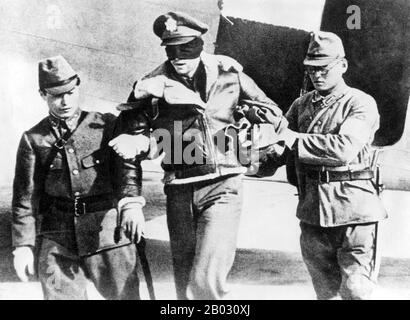 Der Doolittle Raid, auch bekannt als Tokioter Überfall, am 18. April 1942 war ein luftangriff der Vereinigten Staaten auf die japanische Hauptstadt Tokio und andere Orte auf der Honshu-Insel während des zweiten Weltkriegs, der erste luftangriff, der die japanischen Home Islands traf. Es zeigte, dass Japan selbst anfällig für amerikanischen Luftangriff war, diente als Vergeltung für den japanischen Angriff auf Pearl Harbor am 7. Dezember 1941 und sorgte für einen wichtigen Schub für die amerikanische Moral bei gleichzeitiger Beschädigung der japanischen Moral. Der überfall wurde von Oberstleutnant James Doolittle geplant und geleitet. Sechzehn US-Army Air Forces B-25B Mitchell Medium Stockfoto