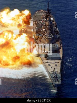 Die USS Iowa (BB-61) ist das Leitschiff ihrer Schlachtschiffklasse und das vierte Schiff der United States Navy, das zu Ehren des 29. Staates benannt wurde. Während des zweiten Weltkriegs führte sie Präsident Franklin D. Roosevelt über den Atlantik nach Mers El Kébir, Algerien, auf dem Weg zu einem entscheidenden Treffen 1943 in Teheran mit Premierminister Winston Churchill von Großbritannien und Josef Stalin, Führer der Sowjetunion. Bei seiner Überführung zur Pazifikflotte im Jahr 1944 schrie Iowa die Strandköpfe bei Kwajalein und Eniwetok vor den alliierten amphibischen Landungen und aussortierten Flugzeugträger, die auf den Marshallinseln operierten. S Stockfoto