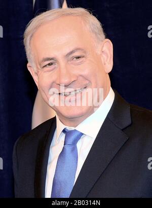 Benjamin "Bibi" Netanyahu (* 21. Oktober 1949) ist der aktuelle Premierminister Israels. Derzeit ist er auch Mitglied der Knesset und Vorsitzender der Likud-Partei. Netanyahu wurde viermal zum Premierminister Israels gewählt, so dass David Ben-Gurions Rekord lag. Er ist derzeit nach David Ben-Gurion der zweitdienstälteste Premierminister in der Geschichte Israels, und nach Abschluss seiner derzeitigen Amtszeit wird er der dienstälteste Premierminister in der Geschichte Israels. Stockfoto