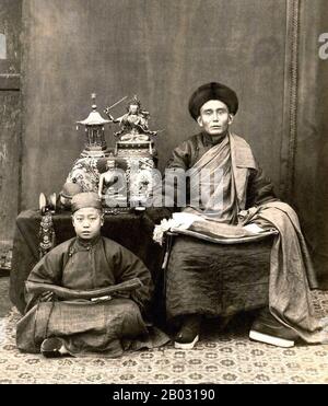 Dieses Foto von Thomas Child mit dem Titel Mongolian Lama ist eines der ältesten fotografischen Porträts einer religiösen Figur in Peking. Jahrhundert bezeichnete der Begriff lama jeden tibetisch-buddhistischen Mönch oder Lehrer. Sowohl der lama als auch sein Schüler halten in ihren Runden Gebetsperlen und Sutrenbündel. Schön auf dem Tisch ausgestellt sind Bronzeplastiken und heilige tibetische Ritualgegenstände, darunter ein Totenkopfbecher. Stockfoto