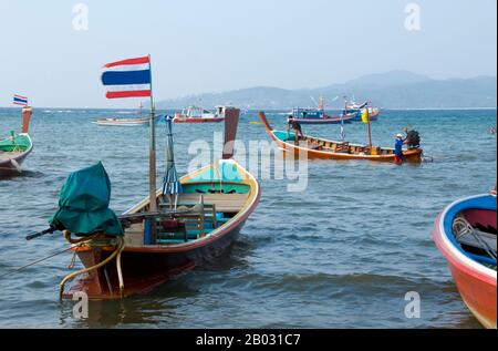 Phuket, die 810 km2 große thailändische Insel, liegt in der Andamanensee, direkt vor der Küste der Provinz Phang-nga. Verbunden mit dem Festland durch eine breite Straße hat es sich zum luxuriösesten und exquisitsten Strandresort Thailands entwickelt. In Jahrhunderten nach Phuket war ein wichtiger Handelsposten am Ostufer der Bucht von Bengalen, die den Schiffsverkehr abwickelten und mit Seeleuten aus der arabischen und malaiischen Welt, Indien, Birma (Myanmar), China und natürlich Siam umfassten. Bis zum 16. Jahrhundert war die Insel auch für die Europäer bekannt, da zuerst Portugiesen und Niederländer, dann Engländer und Franzosen zu ihrer Fabrik segelten Stockfoto