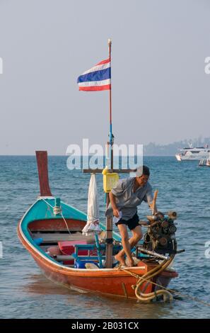 Phuket, die 810 km2 große thailändische Insel, liegt in der Andamanensee, direkt vor der Küste der Provinz Phang-nga. Verbunden mit dem Festland durch eine breite Straße hat es sich zum luxuriösesten und exquisitsten Strandresort Thailands entwickelt. In Jahrhunderten nach Phuket war ein wichtiger Handelsposten am Ostufer der Bucht von Bengalen, die den Schiffsverkehr abwickelten und mit Seeleuten aus der arabischen und malaiischen Welt, Indien, Birma (Myanmar), China und natürlich Siam umfassten. Bis zum 16. Jahrhundert war die Insel auch für die Europäer bekannt, da zuerst Portugiesen und Niederländer, dann Engländer und Franzosen zu ihrer Fabrik segelten Stockfoto