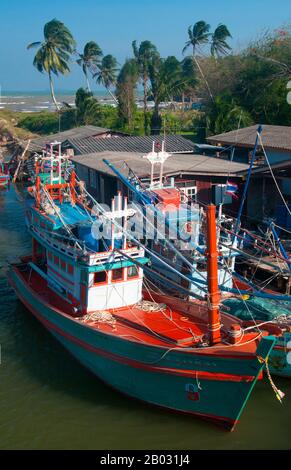 Innerhalb der Provinz Chumphon befindet sich der beste und beliebteste Strand am hat Thung Wua Laen, etwa 16 km südlich des Distrikts Pathiu und eine ähnliche Entfernung nördlich der Stadt Chumphon. Hut Thung Wua Laen ist ein langer, weisser Sandstrand, der sanft zu den Gewässern des Golfs von Thailand abfällt. Es ist vor allem bei einheimischen thailändischen Touristen beliebt und zieht dennoch mehr Besucher aus Übersee, weil es keine Menge gibt, vernünftige Preise, authentische thailändische Küche und seine authentische thailändische Atmosphäre. Hat Thung Wua Laen hat auch das beste Schnorcheln vor der Provinz Chumphon, mit Korallenriffen, die Seefans unterstützen, m Stockfoto