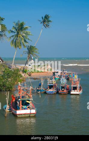 Innerhalb der Provinz Chumphon befindet sich der beste und beliebteste Strand am hat Thung Wua Laen, etwa 16 km südlich des Distrikts Pathiu und eine ähnliche Entfernung nördlich der Stadt Chumphon. Hut Thung Wua Laen ist ein langer, weisser Sandstrand, der sanft zu den Gewässern des Golfs von Thailand abfällt. Es ist vor allem bei einheimischen thailändischen Touristen beliebt und zieht dennoch mehr Besucher aus Übersee, weil es keine Menge gibt, vernünftige Preise, authentische thailändische Küche und seine authentische thailändische Atmosphäre. Hat Thung Wua Laen hat auch das beste Schnorcheln vor der Provinz Chumphon, mit Korallenriffen, die Seefans unterstützen, m Stockfoto