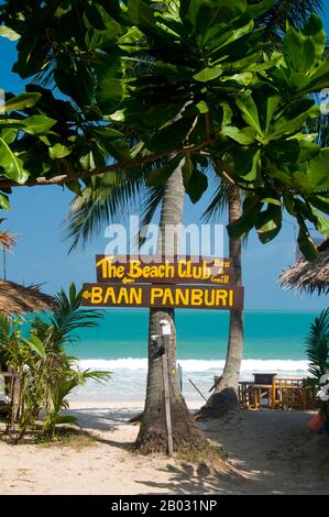 Ko Phangan liegt 15 km nördlich von Ko Samui und 168 km2 (65 km2) etwa zwei Drittel seiner Größe. Die Insel hat dieselbe tropische Kombination aus weißen, sandigen Stränden, zugänglichen Korallenriffen und zerklüfteten, verjungfelten Innenräumen. Sobald die Hektierung von Budgetreisenden aus teureren Ko Samui entkommen ist, bewegt sie sich heute langsam weiter nach oben. Dennoch bleibt die Insel für den internationalen Tourismus viel weniger entwickelt als Ko Samui, was zum Teil auf ihre Isolation und zum Teil auf ihr schlechtes Infrastruktursystem zurückzuführen ist. Vor allem die Straßen bleiben arm, viele Orte entlang der Küste nur akzessi Stockfoto