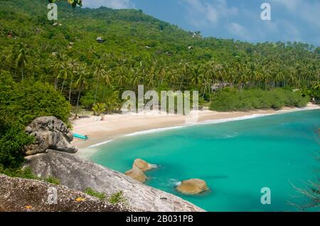 Ko Phangan liegt 15 km nördlich von Ko Samui und 168 km2 (65 km2) etwa zwei Drittel seiner Größe. Die Insel hat dieselbe tropische Kombination aus weißen, sandigen Stränden, zugänglichen Korallenriffen und zerklüfteten, verjungfelten Innenräumen. Sobald die Hektierung von Budgetreisenden aus teureren Ko Samui entkommen ist, bewegt sie sich heute langsam weiter nach oben. Dennoch bleibt die Insel für den internationalen Tourismus viel weniger entwickelt als Ko Samui, was zum Teil auf ihre Isolation und zum Teil auf ihr schlechtes Infrastruktursystem zurückzuführen ist. Vor allem die Straßen bleiben arm, viele Orte entlang der Küste nur akzessi Stockfoto