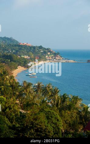 Ko Phangan liegt 15 km nördlich von Ko Samui und 168 km2 (65 km2) etwa zwei Drittel seiner Größe. Die Insel hat dieselbe tropische Kombination aus weißen, sandigen Stränden, zugänglichen Korallenriffen und zerklüfteten, verjungfelten Innenräumen. Sobald die Hektierung von Budgetreisenden aus teureren Ko Samui entkommen ist, bewegt sie sich heute langsam weiter nach oben. Dennoch bleibt die Insel für den internationalen Tourismus viel weniger entwickelt als Ko Samui, was zum Teil auf ihre Isolation und zum Teil auf ihr schlechtes Infrastruktursystem zurückzuführen ist. Vor allem die Straßen bleiben arm, viele Orte entlang der Küste nur akzessi Stockfoto
