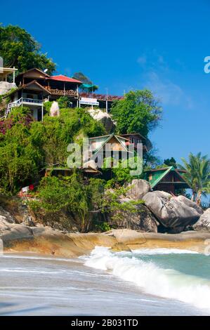 Ko Phangan liegt 15 km nördlich von Ko Samui und 168 km2 (65 km2) etwa zwei Drittel seiner Größe. Die Insel hat dieselbe tropische Kombination aus weißen, sandigen Stränden, zugänglichen Korallenriffen und zerklüfteten, verjungfelten Innenräumen. Sobald die Hektierung von Budgetreisenden aus teureren Ko Samui entkommen ist, bewegt sie sich heute langsam weiter nach oben. Dennoch bleibt die Insel für den internationalen Tourismus viel weniger entwickelt als Ko Samui, was zum Teil auf ihre Isolation und zum Teil auf ihr schlechtes Infrastruktursystem zurückzuführen ist. Vor allem die Straßen bleiben arm, viele Orte entlang der Küste nur akzessi Stockfoto