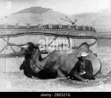 Sven anders Hedin (19. Februar 1865 - 26. November 1952) war ein schwedischer Geograph, Topograf, Entdecker, Fotograf, Reiseschriftsteller und Illustrator seiner eigenen Werke. Bei vier Expeditionen nach Zentralasien entdeckte er die Transhimalaya (einst zu seinen Ehren die Hedin Range genannt) und die Quellen der Flüsse Brahmaputra, Indus und Sutlej, den Lop nur See, Und die Überreste von Städten, Grabstätten und der Chinesischen Mauer in den Wüsten des Tarimbecken. Stockfoto