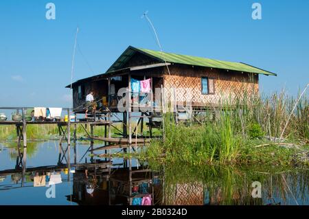 Der Inle Lake ist ein Süßwassersee, der in der Nyaungshwe Township des Taunggyi Distrikts Shan State, einem Teil der Shan Hills in Myanmar (Birma), liegt. Er ist der zweitgrößte See in Myanmar mit einer geschätzten Fläche von 44,9 Quadratmeilen (116 km2) und einer der höchsten mit einer Höhe von 2.900 Fuß (880 m). Die etwa 70.000 Einwohner des Inle Lake (Intha genannt) leben in vier an den See grenzenden Städten, in zahlreichen kleinen Dörfern am Ufer des Sees und am See selbst. Das gesamte Seegebiet befindet sich in der Gemeinde Nyaung Shwe. Die Bevölkerung besteht überwiegend aus Intha, mit einer Mischung aus anderen Stockfoto