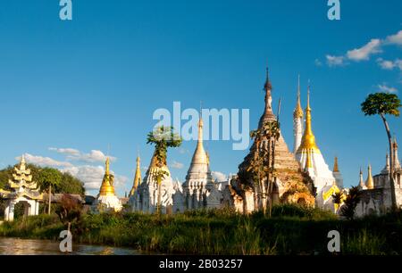 Der Inle Lake ist ein Süßwassersee, der in der Nyaungshwe Township des Taunggyi Distrikts Shan State, einem Teil der Shan Hills in Myanmar (Birma), liegt. Er ist der zweitgrößte See in Myanmar mit einer geschätzten Fläche von 44,9 Quadratmeilen (116 km2) und einer der höchsten mit einer Höhe von 2.900 Fuß (880 m). Die etwa 70.000 Einwohner des Inle Lake (Intha genannt) leben in vier an den See grenzenden Städten, in zahlreichen kleinen Dörfern am Ufer des Sees und am See selbst. Das gesamte Seegebiet befindet sich in der Gemeinde Nyaung Shwe. Die Bevölkerung besteht überwiegend aus Intha, mit einer Mischung aus anderen Stockfoto