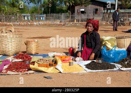 Die Pa-O sind die siebtgrößte ethnische Nationalität in der Republik der Union von Myanmar. Sie sind die zweitgrößte ethnische Gruppe im Shan-Staat und leben auch im Kayin-Staat, im Kayah-Staat, im Mon State und in der Bago Division. Sie sind vermutlich aus Tibeter-Burman-Bestand und ethnolinguistisch mit den Karen verwandt. Der Inle Lake ist ein Süßwassersee, der in der Nyaungshwe Township des Taunggyi Distrikts Shan State, einem Teil der Shan Hills in Myanmar (Birma), liegt. Er ist der zweitgrößte See in Myanmar mit einer geschätzten Fläche von 44,9 Quadratmeilen (116 km2) und einer der höchsten an al Stockfoto