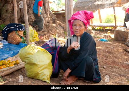 Die Pa-O sind die siebtgrößte ethnische Nationalität in der Republik der Union von Myanmar. Sie sind die zweitgrößte ethnische Gruppe im Shan-Staat und leben auch im Kayin-Staat, im Kayah-Staat, im Mon State und in der Bago Division. Sie sind vermutlich aus Tibeter-Burman-Bestand und ethnolinguistisch mit den Karen verwandt. Der Inle Lake ist ein Süßwassersee, der in der Nyaungshwe Township des Taunggyi Distrikts Shan State, einem Teil der Shan Hills in Myanmar (Birma), liegt. Er ist der zweitgrößte See in Myanmar mit einer geschätzten Fläche von 44,9 Quadratmeilen (116 km2) und einer der höchsten an al Stockfoto