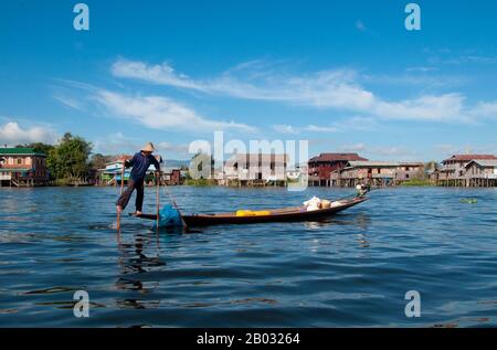 Der Inle Lake ist ein Süßwassersee, der in der Nyaungshwe Township des Taunggyi Distrikts Shan State, einem Teil der Shan Hills in Myanmar (Birma), liegt. Er ist der zweitgrößte See in Myanmar mit einer geschätzten Fläche von 44,9 Quadratmeilen (116 km2) und einer der höchsten mit einer Höhe von 2.900 Fuß (880 m). Die etwa 70.000 Einwohner des Inle Lake (Intha genannt) leben in vier an den See grenzenden Städten, in zahlreichen kleinen Dörfern am Ufer des Sees und am See selbst. Das gesamte Seegebiet befindet sich in der Gemeinde Nyaung Shwe. Die Bevölkerung besteht überwiegend aus Intha, mit einer Mischung aus anderen Stockfoto