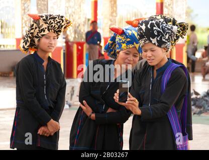 Die Pa-O sind die siebtgrößte ethnische Nationalität in der Republik der Union von Myanmar. Sie sind die zweitgrößte ethnische Gruppe im Shan-Staat und leben auch im Kayin-Staat, im Kayah-Staat, im Mon State und in der Bago Division. Sie sind vermutlich aus Tibeter-Burman-Bestand und ethnolinguistisch mit den Karen verwandt. Die Phaung Daw Oo Pagode ist berühmt für ihre fünf kleinen vergoldeten Buddha-Bilder, die regelmäßig mit Blattgold bedeckt wurden, bis die ursprüngliche Form nicht mehr sichtbar ist. Die Bilder sollen vermutlich von König Alaungsithu (1089 - 1167) hierher gebracht worden sein. Inle Lake Stockfoto