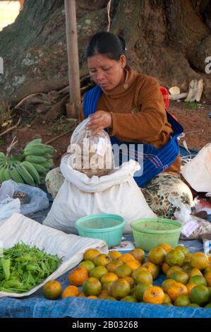 Die Pa-O sind die siebtgrößte ethnische Nationalität in der Republik der Union von Myanmar. Sie sind die zweitgrößte ethnische Gruppe im Shan-Staat und leben auch im Kayin-Staat, im Kayah-Staat, im Mon State und in der Bago Division. Sie sind vermutlich aus Tibeter-Burman-Bestand und ethnolinguistisch mit den Karen verwandt. Der Inle Lake ist ein Süßwassersee, der in der Nyaungshwe Township des Taunggyi Distrikts Shan State, einem Teil der Shan Hills in Myanmar (Birma), liegt. Er ist der zweitgrößte See in Myanmar mit einer geschätzten Fläche von 44,9 Quadratmeilen (116 km2) und einer der höchsten an al Stockfoto