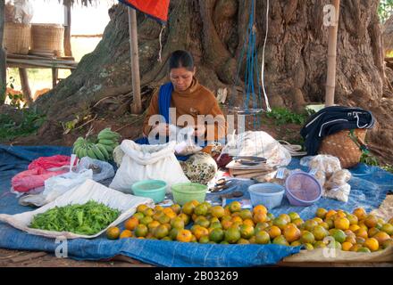 Die Pa-O sind die siebtgrößte ethnische Nationalität in der Republik der Union von Myanmar. Sie sind die zweitgrößte ethnische Gruppe im Shan-Staat und leben auch im Kayin-Staat, im Kayah-Staat, im Mon State und in der Bago Division. Sie sind vermutlich aus Tibeter-Burman-Bestand und ethnolinguistisch mit den Karen verwandt. Der Inle Lake ist ein Süßwassersee, der in der Nyaungshwe Township des Taunggyi Distrikts Shan State, einem Teil der Shan Hills in Myanmar (Birma), liegt. Er ist der zweitgrößte See in Myanmar mit einer geschätzten Fläche von 44,9 Quadratmeilen (116 km2) und einer der höchsten an al Stockfoto