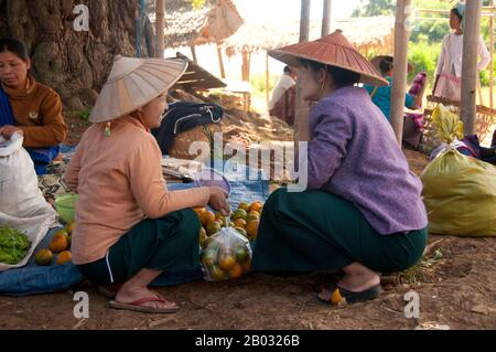 Die Pa-O sind die siebtgrößte ethnische Nationalität in der Republik der Union von Myanmar. Sie sind die zweitgrößte ethnische Gruppe im Shan-Staat und leben auch im Kayin-Staat, im Kayah-Staat, im Mon State und in der Bago Division. Sie sind vermutlich aus Tibeter-Burman-Bestand und ethnolinguistisch mit den Karen verwandt. Der Inle Lake ist ein Süßwassersee, der in der Nyaungshwe Township des Taunggyi Distrikts Shan State, einem Teil der Shan Hills in Myanmar (Birma), liegt. Er ist der zweitgrößte See in Myanmar mit einer geschätzten Fläche von 44,9 Quadratmeilen (116 km2) und einer der höchsten an al Stockfoto