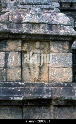 Die uralte Felsfestung von Yapahuwa ähnelt, ist aber kleiner als Sigiriya. Aus dem 13. Jahrhundert stammt die Hauptstadt und die Haupthochburg von König Bhuvanekabahu I. (1272 - 1284), der sich den Angriffen aus Südindien widersetzte. Heute führt eine steile, ornamentale Treppe hinauf zu einer Plattform, die einst einen Tempel unterstützte, der als temporäres Aufbewahrungsort für die Reliquie des heiligen Zahns diente, heute am Zahntempel in Kandy. Yapahuwa wurde in den Srilanker Chroniken Shubha-Giri genannt, Lit. "Der Verheißungsvolle Berg". Stockfoto