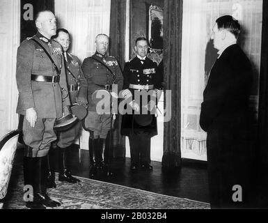 Adolf Hitler (Führer und Reichskanzler) wurde offiziell von den Offiziellen der Armee in der neuen Festveranstaltung in Berlin, der Nacht vom 31. Dezember 1935 zum 1. Januar 1936, gratuliert. Von links nach rechts: Generaloberst Werner von Blomberg (Reichspriegsminister und Oberbehlshaber der Wehrmacht), General der Flieger Hermann Göring (Oberbehlshaber der Luftwaffe), General der Artillerie Werner Freiherrn von Fritsch (Oberbehlshaber des Heeres) und Admiral Erich Raeder (Oberbehlsheimer). Stockfoto