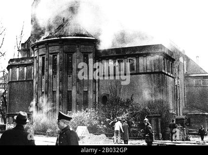 Kristallnacht oder "Kristallnacht", auch "Nacht des Glasbroschens" genannt, war ein Pogrom gegen Juden im gesamten Nazi-Deutschland und Österreich, das am 9. Bis 10. November 1938 von SA-paramilitärischen Kräften und deutschen Zivilisten durchgeführt wurde. Die deutschen Behörden haben sich ohne Einmischung angesehen. Der Name Kristallnacht stammt von den Scherben zerbrochenen Glases, die die Straßen übersäten, nachdem jüdische Geschäfte, Gebäude und Synagogenbauten ihre Fenster zerschlagen hatten. Stockfoto