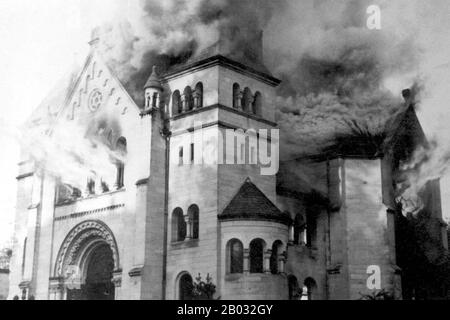 Kristallnacht oder "Kristallnacht", auch "Nacht des Glasbroschens" genannt, war ein Pogrom gegen Juden im gesamten Nazi-Deutschland und Österreich, das am 9. Bis 10. November 1938 von SA-paramilitärischen Kräften und deutschen Zivilisten durchgeführt wurde. Die deutschen Behörden haben sich ohne Einmischung angesehen. Der Name Kristallnacht stammt von den Scherben zerbrochenen Glases, die die Straßen übersäten, nachdem jüdische Geschäfte, Gebäude und Synagogenbauten ihre Fenster zerschlagen hatten. Stockfoto