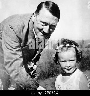 Adolf Hitler (20. April 1889 - 30. April 1945) war ein deutscher Politiker österreichischer Herkunft, der von 1933 bis 1945 Führer der NS-Partei (NSDAP), von 1933 bis 1945 Bundeskanzler und von 1934 bis 1945 Führer ("Führer") des NS-Deutschlands war. Als Diktator Nazideutschlands initiierte er den zweiten Weltkrieg in Europa und war eine zentrale Figur des Holocaust. Stockfoto