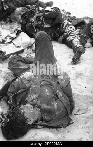Die Schlacht von Stalingrad (23. August 1942 - 2. Februar 1943) war eine große Schlacht an der Ostfront des zweiten Weltkriegs, in der das nationalsozialistische Deutschland und seine Verbündeten die Sowjetunion um die Kontrolle über die Stadt Stalingrad (heute Wolgograd) in Südrussland kämpften. Nahe der östlichen Grenze Europas. Durch ständige Nahkämpfe und direkte Übergriffe auf Zivilisten durch Luftangriffe gekennzeichnet, gilt sie oft als eine der größten (fast 2,2 Millionen Personal) und blutigsten (1,7-2 Millionen Verwundete, Getötete oder gefangengenommene) Schlachten in der Geschichte der Kriegsführung. Die schweren Verluste, die dem deutschen Wehrmach zugefügt wurden Stockfoto