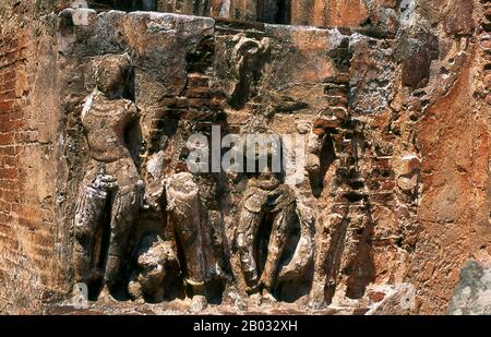 Lankatilaka wurde von König Parakramabahu dem Großen (1123 - 1186) erbaut. Polonnaruwa, das zweitälteste der Königreiche Sri Lankas, wurde erstmals von König Vijayabahu I. zur Hauptstadt erklärt, der 1070 CE die Chola-Eindringlinge besiegte, um das Land unter einem nationalen Führer wieder zu vereinen. Stockfoto