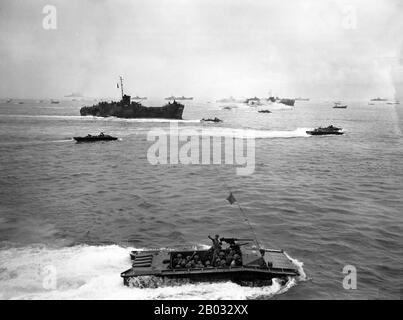 Die Schlacht von Peleliu wurde von September bis November 1944 auf der Insel Peleliu (im heutigen Palau) zwischen den Vereinigten Staaten und dem Kaisertum Japan im Pazifiktheater des zweiten Weltkriegs ausgetragen. US-Marines der First Marine Division und spätere Soldaten der 81st Infantry Division der US Army kämpften um die Einnahme eines Flugstreifens auf der kleinen Koralleninsel. Diese Schlacht war Teil einer größeren Offensivkampagne, die als Operation Forager bekannt war und von Juni bis November 1944 im Pacific Theatre of Operations lief. Stockfoto