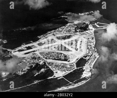 Die Schlacht von Peleliu wurde von September bis November 1944 auf der Insel Peleliu (im heutigen Palau) zwischen den Vereinigten Staaten und dem Kaisertum Japan im Pazifiktheater des zweiten Weltkriegs ausgetragen. US-Marines der First Marine Division und spätere Soldaten der 81st Infantry Division der US Army kämpften um die Einnahme eines Flugstreifens auf der kleinen Koralleninsel. Diese Schlacht war Teil einer größeren Offensivkampagne, die als Operation Forager bekannt war und von Juni bis November 1944 im Pacific Theatre of Operations lief. Stockfoto