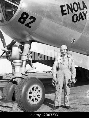 Die Enola Homosexuelle ist ein Boeing B-29 Superfortress Bomber, der für Enola Homosexuelle Tibbets, die Mutter des Piloten, Oberst Paul Tibbets, benannt wurde, der das Flugzeug auswählte, während es noch auf der Montagelinie war. August 1945, während der Endphase des zweiten Weltkriegs, wurde es das erste Flugzeug, das eine Atombombe ablegte. Die Bombe, die den Codenamen "Little Boy" trägt, war auf die Stadt Hiroshima in Japan gerichtet und verursachte eine beispiellose Zerstörung. Enola Schwule beteiligte sich am zweiten Atomangriff als Wetteraufklärer für das Primärziel Kokura. Wolken und treibender Rauch führten zu Nagasaki B. Stockfoto