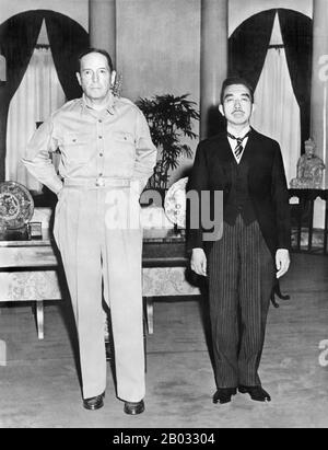 Am 27. September 1945 stattete Kaiser Hirohito dem US-Armeegeneral Douglas MacArthur in der Botschaft der Vereinigten Staaten in Tokio einen Besuch ab. Bis auf den persönlichen Übersetzer des Kaisers (er sprach den kaiserlichen Japanischen, der für das einheimische Japanisch schwer verständlich war) war sein Gefolge höflich, aber effektiv von der Versammlung ausgeschlossen. Stockfoto